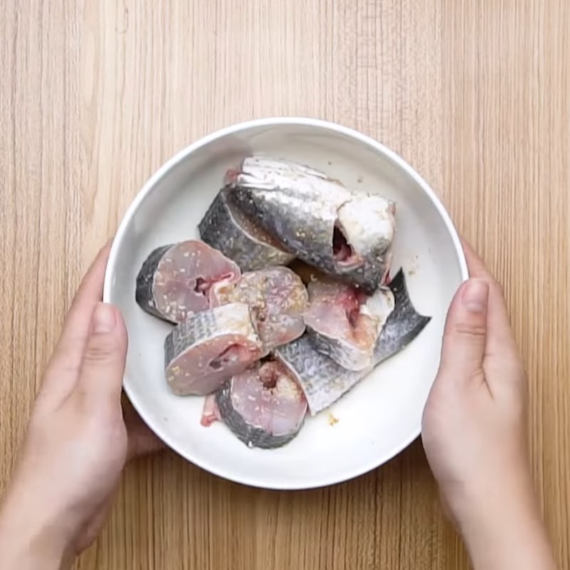 Sơ chế cá lóc, làm sạch và cắt khúc chuẩn bị cho món canh chua