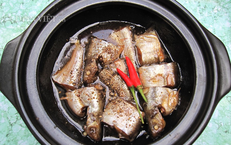 Cá xác sọc kho tộ với màu sắc hài hòa bắt mắt và mùi thơm hấp dẫn