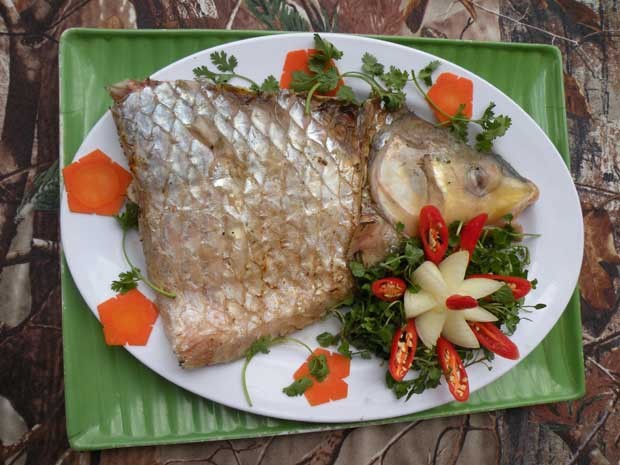 Cá cóc nướng muối ớt, thơm lừng trên vỉ than hồng