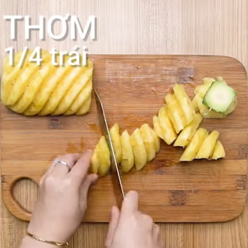 Sơ chế các loại rau ăn kèm như đậu bắp, cà chua, thơm, bạc hà và giá đỗ