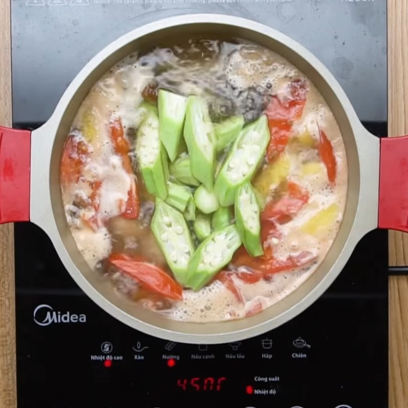 Nồi canh chua cá lóc đang sôi với các loại rau củ tươi ngon
