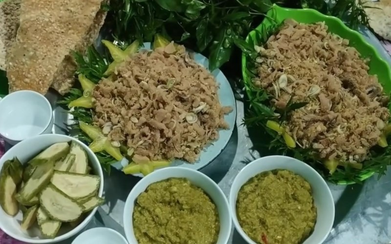 Gỏi cá mè thơm ngon, hấp dẫn, được trộn đều với thính gạo và gia vị