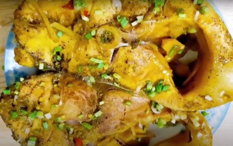 Cá mè kho nghệ vàng óng, thấm vị, ăn cùng cơm nóng rất đưa miệng