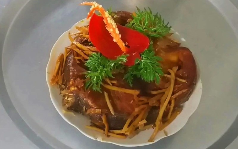 Cá mè kho riềng thơm nồng, đậm đà, từng miếng cá thấm đẫm gia vị