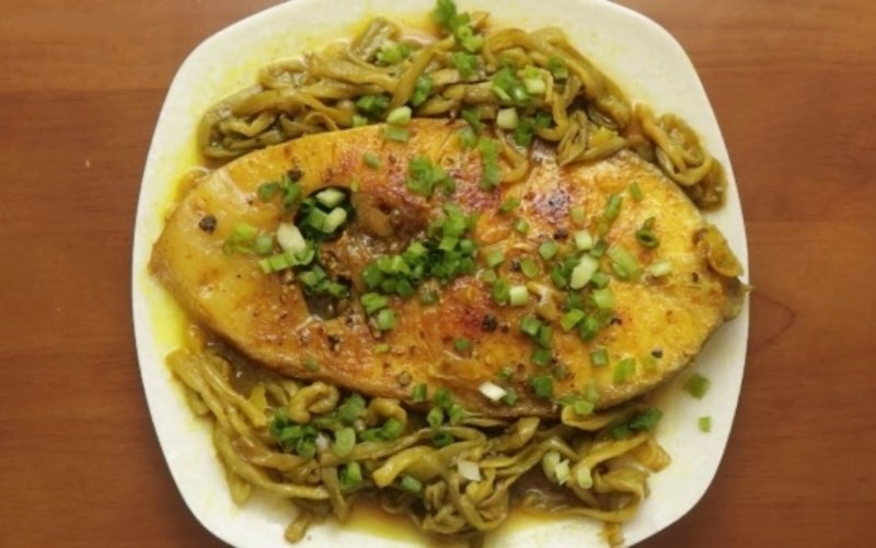 Cá mè kho dưa chua, món ăn quen thuộc mang hương vị chua thanh, béo ngậy