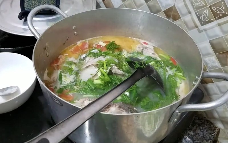 Cá mè nấu mẻ với nước dùng chua thanh, thịt cá béo mềm, rất thích hợp cho ngày lạnh