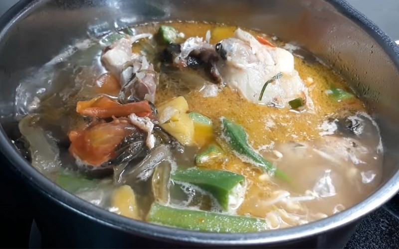 Canh chua cá mè truyền thống, đầy đủ rau củ, nước dùng chua ngọt hài hòa