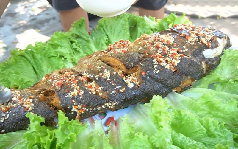Cá mè chiên giòn rụm, vàng ươm, thịt cá mềm và béo ngậy