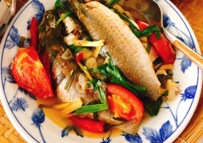 Cá đối kho cà chua đậm đà, màu sắc hấp dẫn