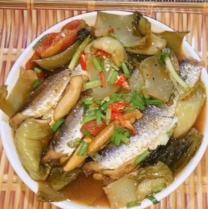 Cá đối kho dưa cải chua ngọt, thấm vị thơm ngon