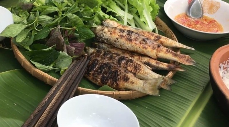 Cá đối nướng mọi chín vàng thơm lừng, giữ vị ngọt tự nhiên