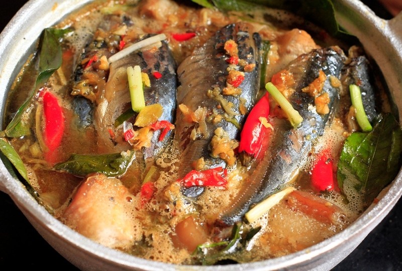 Cá nục kho cà chua mềm ngấm gia vị cực đưa cơm