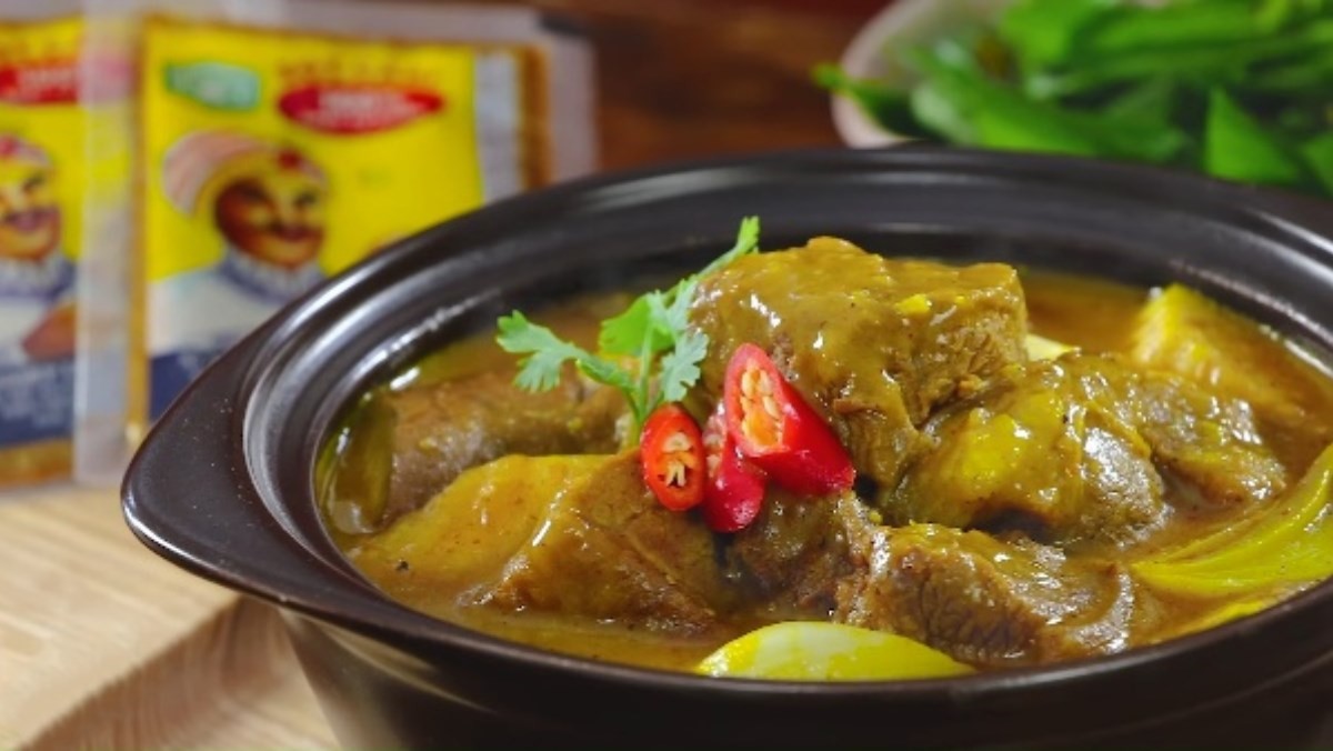 Món cà ri dê thành phẩm thơm ngon, hấp dẫn, sẵn sàng để thưởng thức