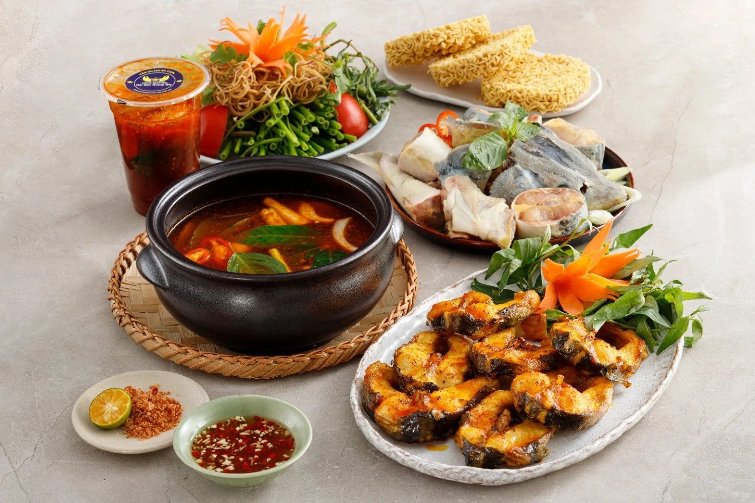 Lẩu cá tầm chua cay nóng hổi, hấp dẫn