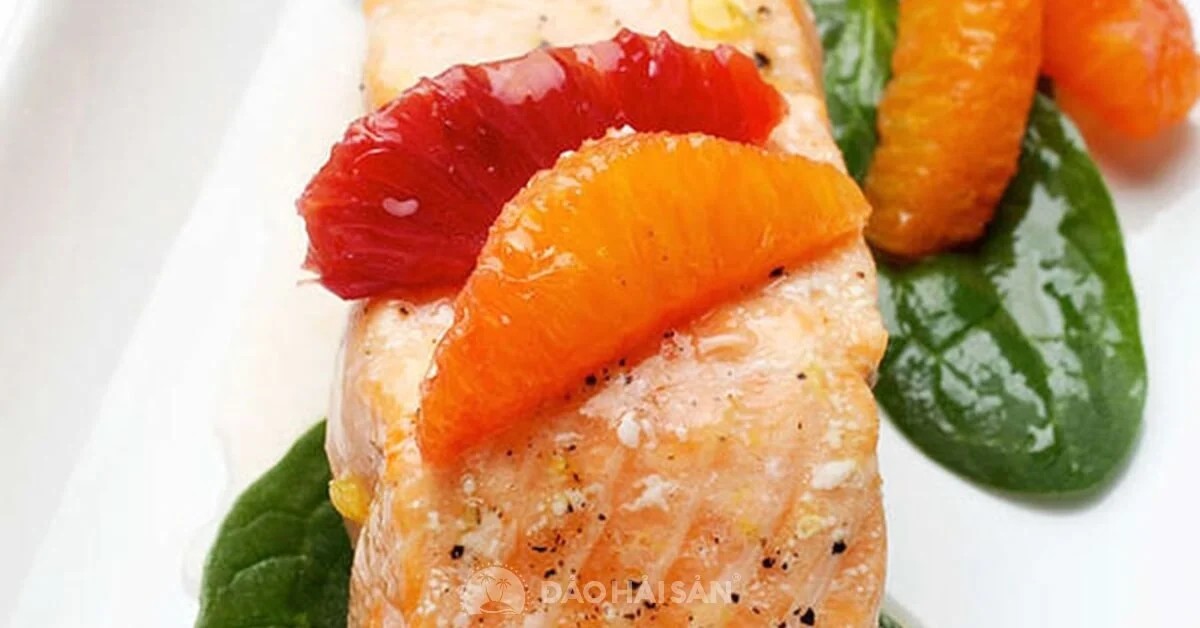 Áp chảo cá hồi đều hai mặt giúp cá chín vàng và giữ độ ẩm bên trong