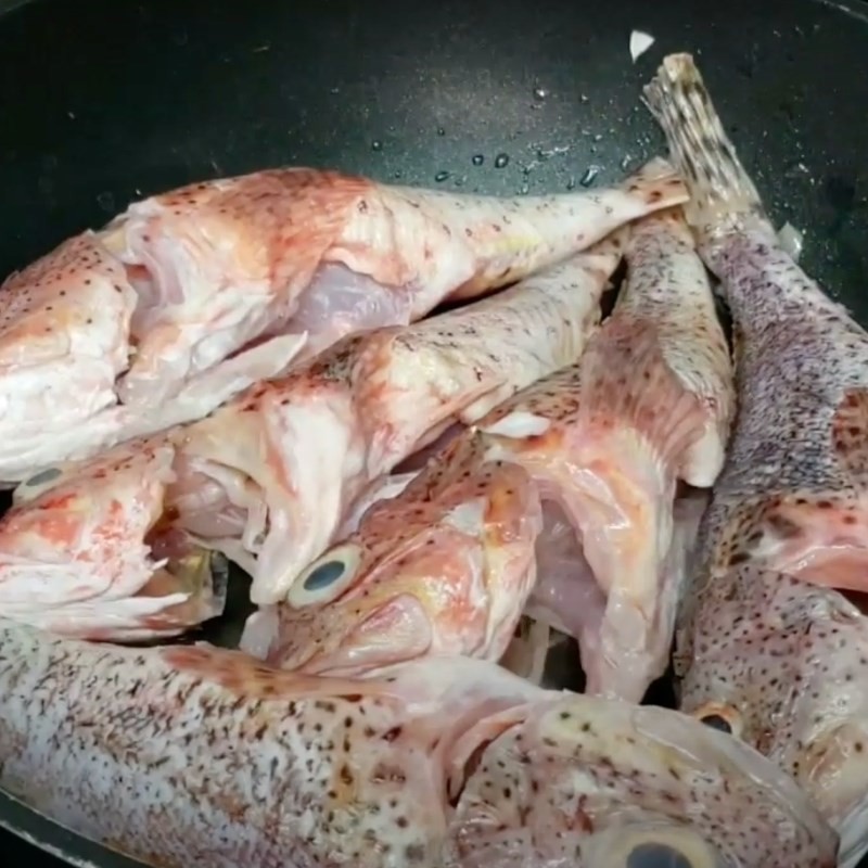 Chiên sơ cá mú để thịt săn chắc và giữ được độ ngọt