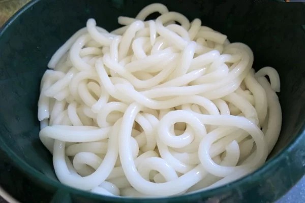 Dội nhanh bánh canh qua nước lạnh để không bị dính