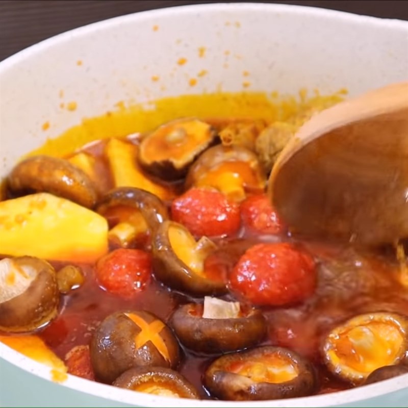Cà ri sườn heo sau khi hoàn thành với nước cốt dừa