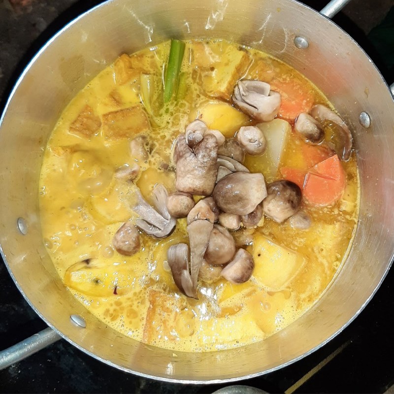 Nấu cà ri chay trên bếp với nước cốt dừa và các loại rau củ