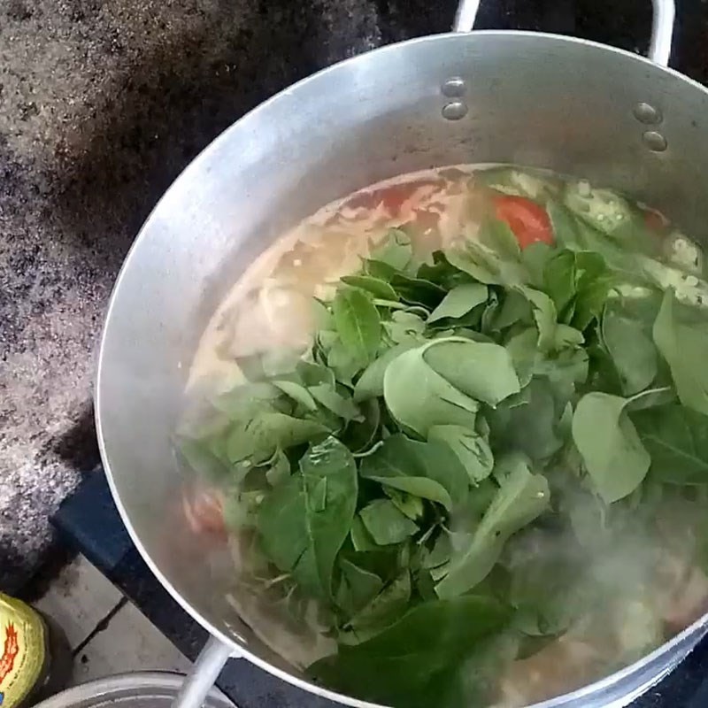 Nồi canh cá dìa nấu canh chua lá giang đang sôi