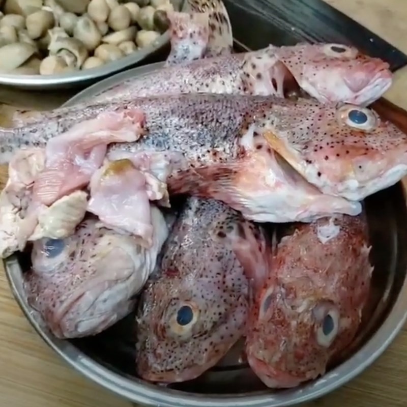 Sơ chế cá mú sạch sẽ để chuẩn bị nấu cháo