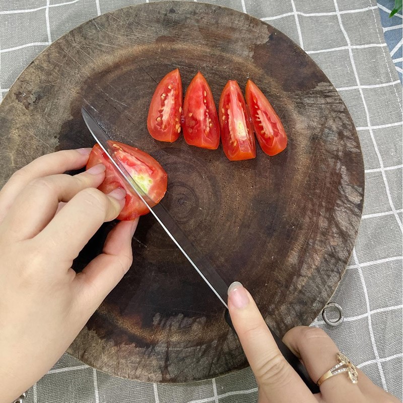 Nguyên liệu cà chua, hành tím và lá lốt đã được thái sẵn sàng để nấu canh