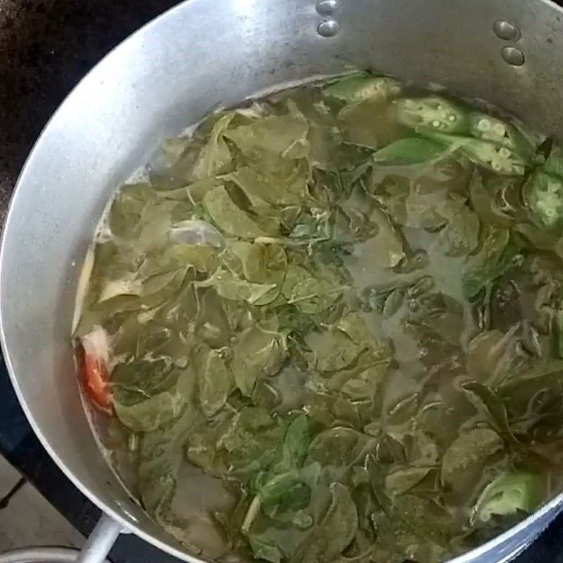 Thành phẩm món cá dìa nấu canh chua lá giang nóng hổi