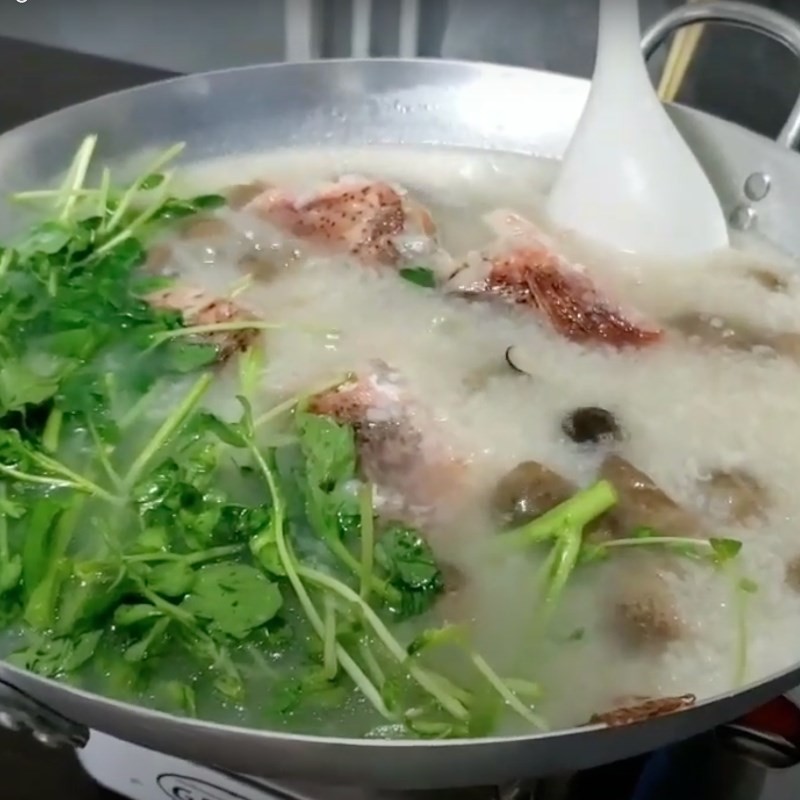 Bát cháo cá mú nóng hổi, thơm ngon cùng rau đắng và nước mắm ớt