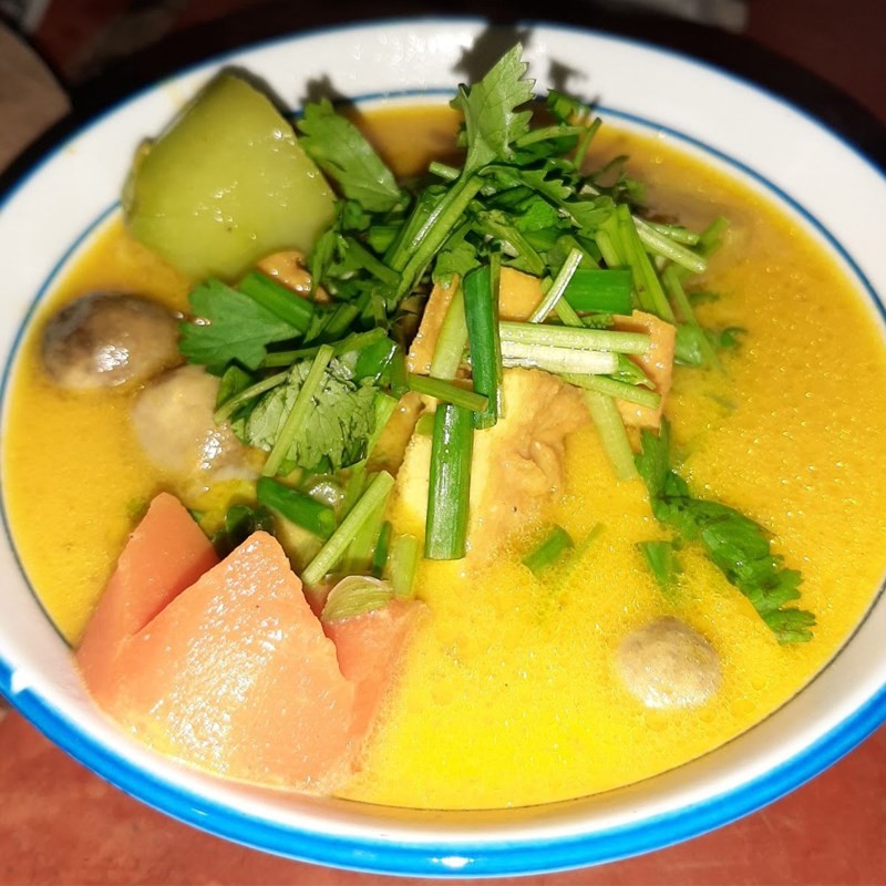 Thành phẩm món cà ri chay vàng óng, thơm lừng, sẵn sàng để thưởng thức