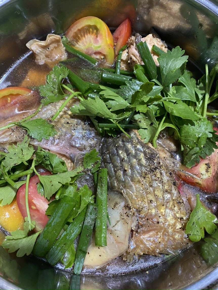 Lẩu cá cóc với rau ăn kèm tươi ngon, nước lẩu đậm đà